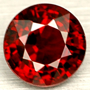 Rund geschliffener roter Granat
