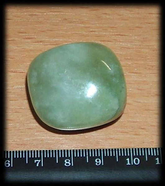 Oval geschliffener grüner Jadestein