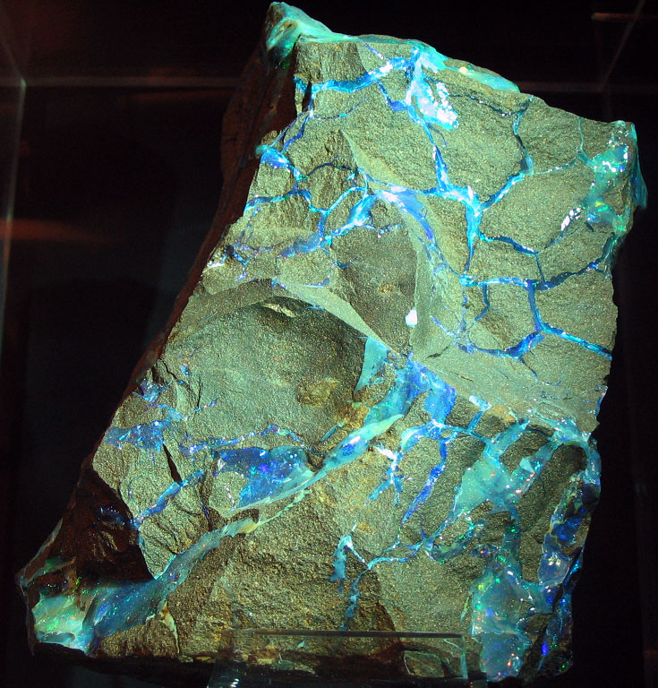Opal mit verschiedenen optischen Farbeffekten