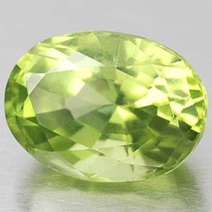 Oval facettierter gelbgrüner Peridot