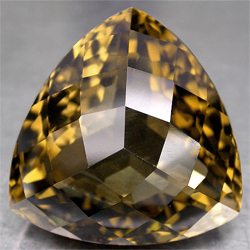 Dreieckig facettierter brauner Quarz
