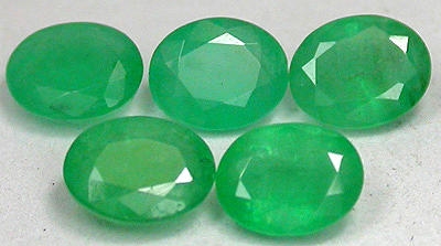 Oval geschliffener grüner Smaragd