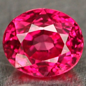 Oval geschliffener roter Spinell