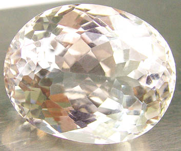 Oval geschliffener orangefarbener Imperial-Topas