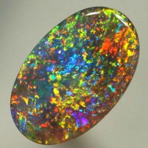 Ovaler Opal mit sichtbarem Farbspiel
