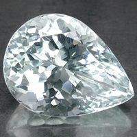 Aquamarin Edelstein in Tropfenform geschliffen