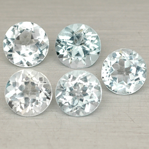 Runde Aquamarine im Brillantschliff Runde Aquamarine im Brillantschliff im hellen Blau