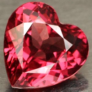 Edelstein Rhodolit in Herzform facettiert Edelstein Rhodolit in Herzform facettiert