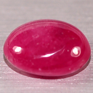 Geschliffener Cabochon Rubin Edelstein Rubin im Cabochschliff. Für die Verwendung als Schmuckstein