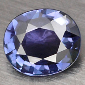 Ovaler Saphir Edelstein in Kornblumenblau im Facettenschliff Saphir Edelstein in Kornblumenblau im Facettenschliff