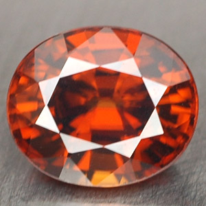 Ovaler roter Zirkon im Facettenschliff Edelstein Zirkon rot